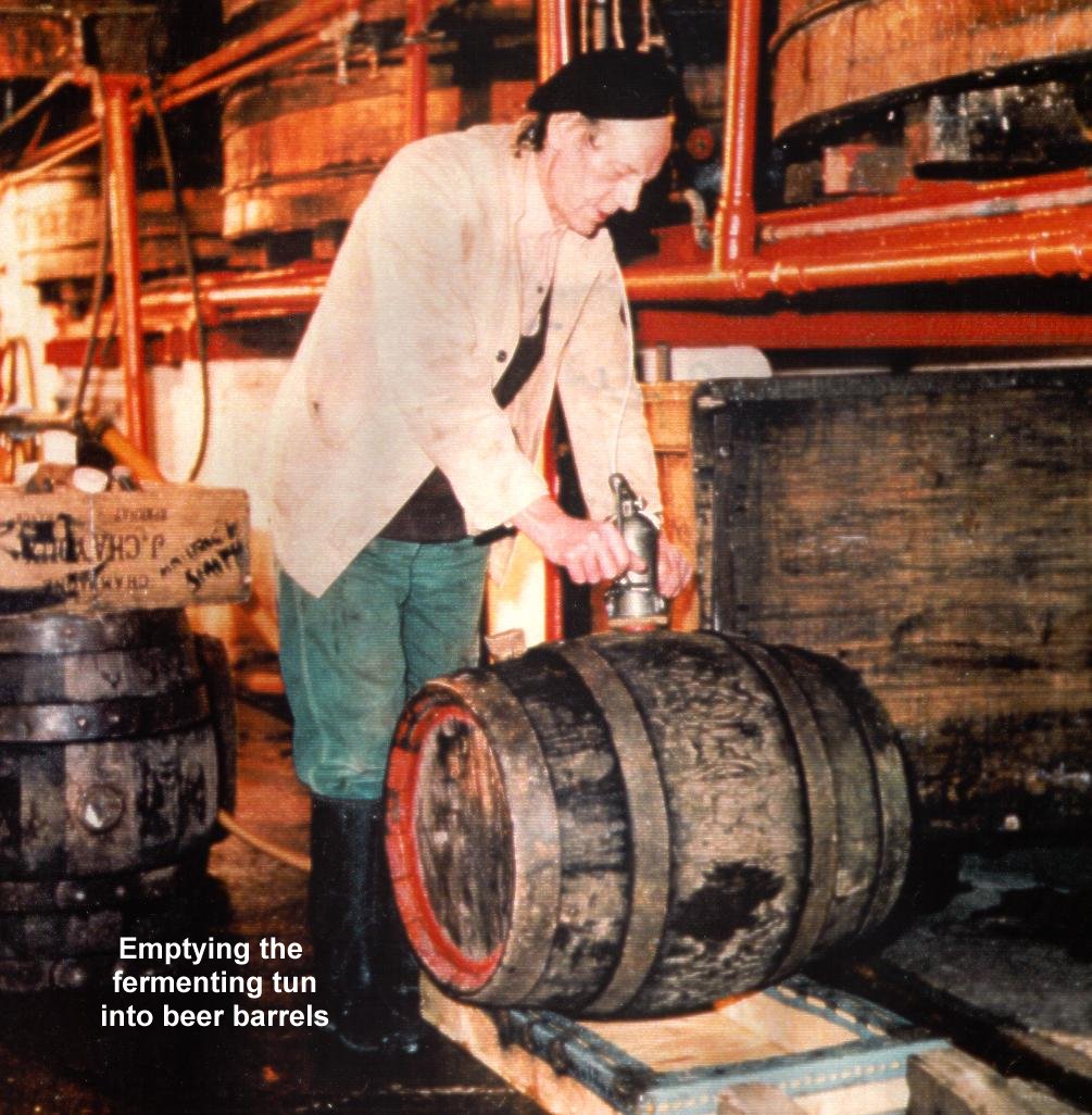 Emptying the fermenting tun into beer barrels